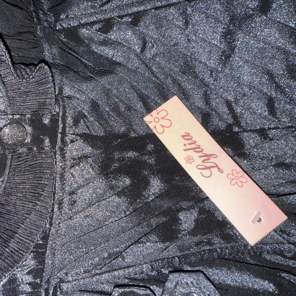 Black Ruffled Top L - Picture 5 of 5